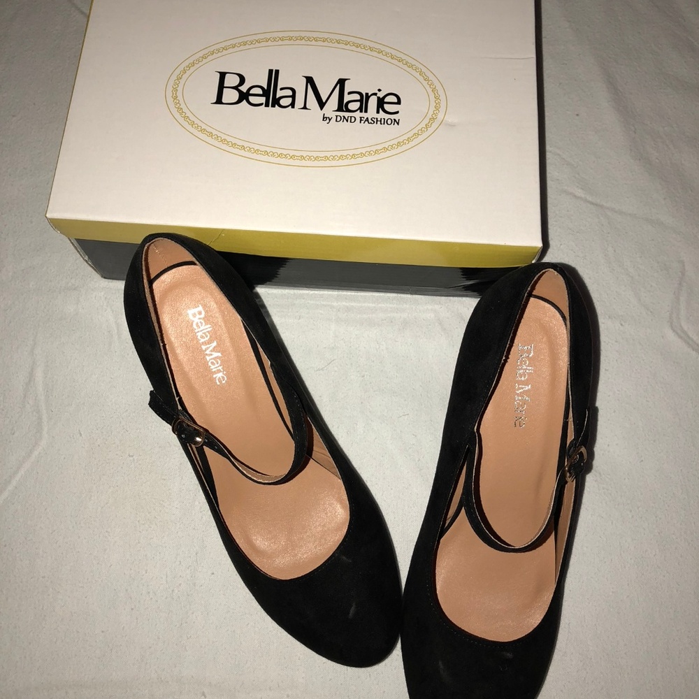 Suede pumps in women